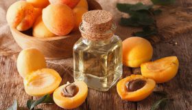 Aprikosenkernöl für Haare – wie sollten Sie es verwenden und welche Eigenschaften besitzt es?